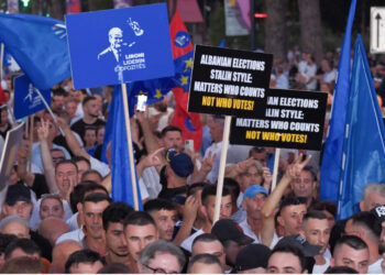 LIVE/ ‘Lironi Berishën’, ja disa nga pankartat e qytetarëve