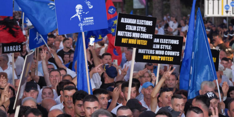 LIVE/ ‘Lironi Berishën’, ja disa nga pankartat e qytetarëve