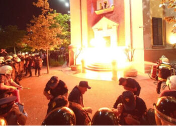 Protesta e PD-së! Vazhdon përplasja para bashkisë!