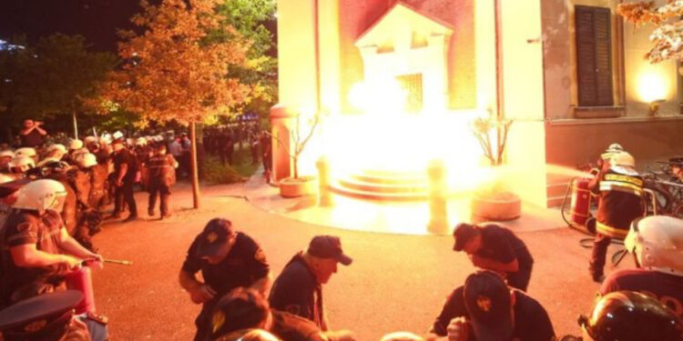 Protesta e PD-së! Vazhdon përplasja para bashkisë!