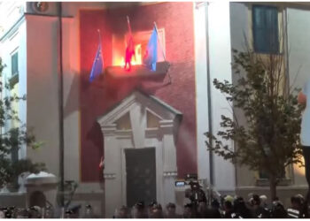 Protestuesit i vendosin flakën bashkisë