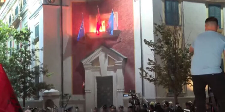 Protestuesit i vendosin flakën bashkisë