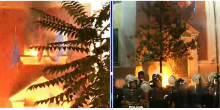 Protestuesit hedhin molotov drejt bashkisë, flakë në dritaret e institucionit