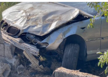 Makina del nga rruga dhe përplaset me murin rrethues në Korçë