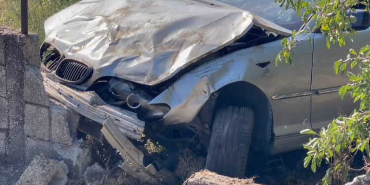 Makina del nga rruga dhe përplaset me murin rrethues në Korçë