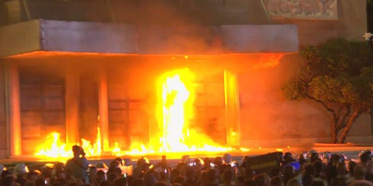 Dogjën derën e Kryeministrisë, 8 protestues në hetim