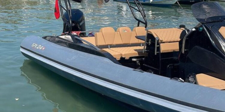 Helika e gomones plagos pushuesin në detin e Karaburunit, dërgohet në spital