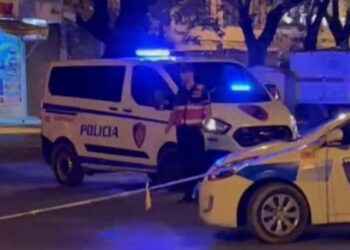 Aksident në Vlorë, punonjësi i policisë përplas me makinë një këmbësor