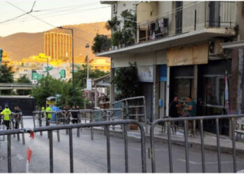 Sherr mes tifozëve jashtë stadiumit në Greqi/ Qëllohet me armë, 3 të plagosur dhe 70 të arrestuar