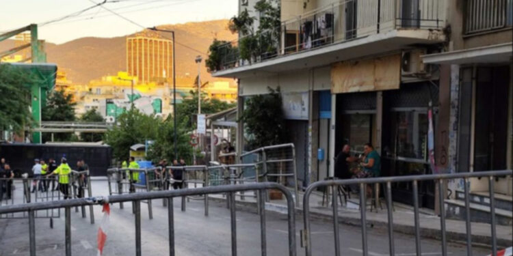 Sherr mes tifozëve jashtë stadiumit në Greqi/ Qëllohet me armë, 3 të plagosur dhe 70 të arrestuar