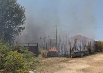 Marrin flakë ish-magazinat në Lushnje, vendi mbulohet nga tymi