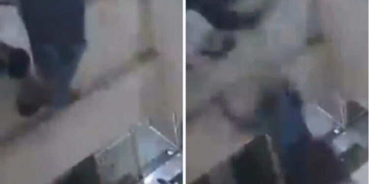 VIDEO/ U shty aksidentalisht nga kolegu, pastruesja bie nga kati i tretë