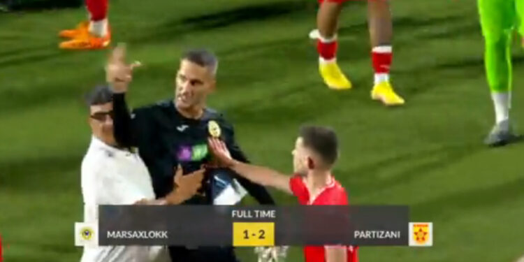 VIDEO/ Pamjet skandaloze, portieri serb provokon me 3 gishtat tifozët e Partizanit