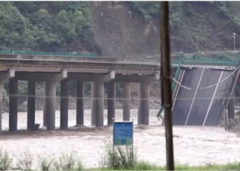 Shirat kolapsojnë urën, raportohen 12 viktima dhe 30 të zhdukur