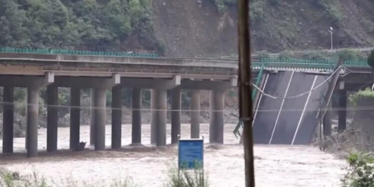 Shirat kolapsojnë urën, raportohen 12 viktima dhe 30 të zhdukur