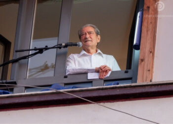 Dhuna në Këshillin Bashkiak/ Berisha: Dënoj këtë akt rrugaçërie, Veliaj fshihet pas Maznikut