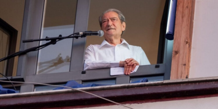 Dhuna në Këshillin Bashkiak/ Berisha: Dënoj këtë akt rrugaçërie, Veliaj fshihet pas Maznikut