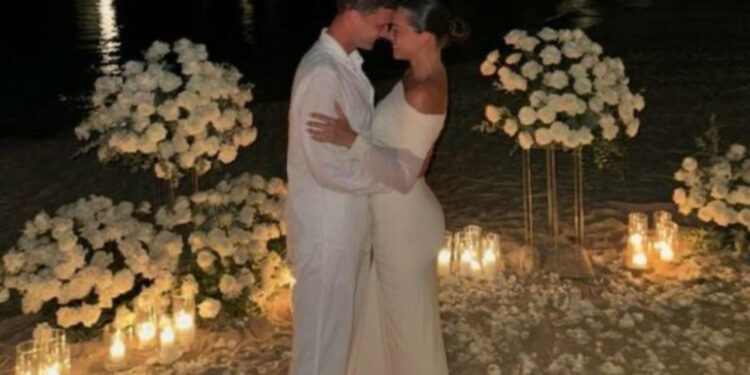 “Ajo tha po”, mbrojtësi i Interit i propozon të dashurës shqiptare…në Sarandë