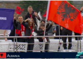 Skandali i skuadrës shqiptare në Paris, e zbulon Luiza Gega: Valëvitën flamurin imitim kinez