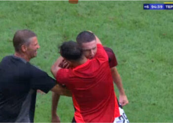 Sulmuesi shqiptar e bën “sefte” në Çeki, Laçi nga minuta e parë në fushë