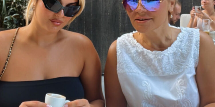 FOTO/ Bebe Rexha vjen në Tiranë, pi kafe me Monika Kryemadhin