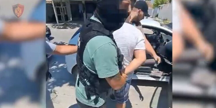 EMRAT/ Vodhën 55 mijë € dhe sende me vlerë në një banesë, arrestohen dy vëllezërit