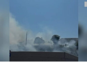 Ndezi zjarr për të djegur mbeturinat, flakët rrezikuan 5 banesa, arrestohet 59-vjeçari