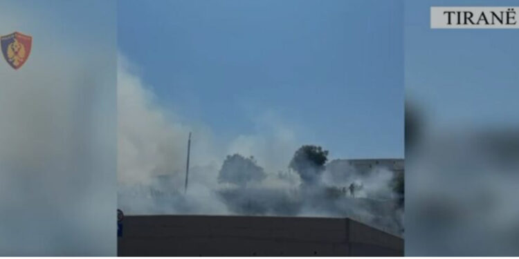 Ndezi zjarr për të djegur mbeturinat, flakët rrezikuan 5 banesa, arrestohet 59-vjeçari