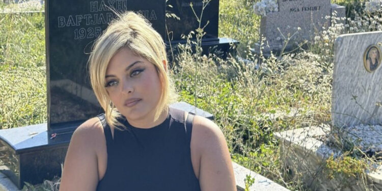Bebe Rexha shkon tek varri i gjyshit në Dibër