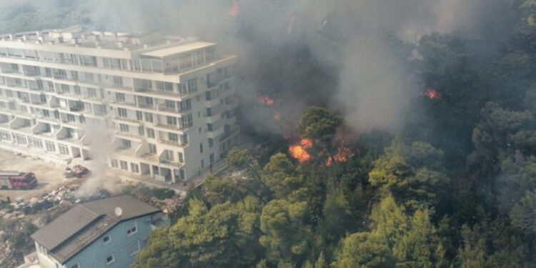 Zjarri në Shëngjin, reagon ministria e Mbrojtjes: Situata mbetet problematike, mobilizohen helikopteri Cougar dhe…