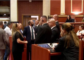 Mes kaosit, PS miraton ndryshimet në qeveri! Ja me sa vota u shkarkua Balla, Peleshi dhe Mete