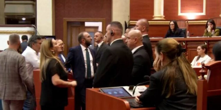 Mes kaosit, PS miraton ndryshimet në qeveri! Ja me sa vota u shkarkua Balla, Peleshi dhe Mete