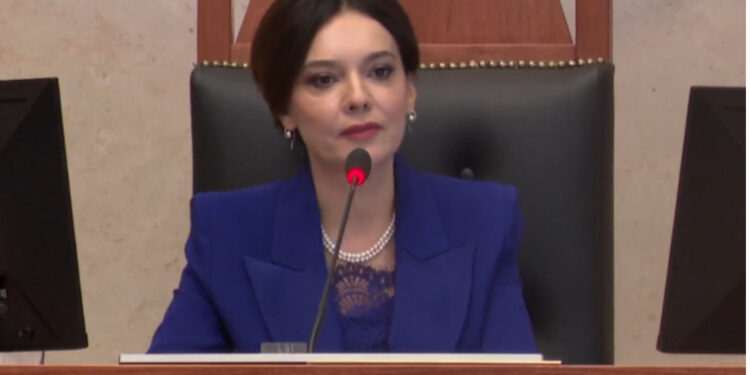 Spiropali mban fjalën e parë si kryetare e Kuvendit, opozita bllokon foltoren