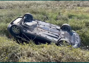 Aksident në Fier, makina kthehet përmbys, tre të lënduar