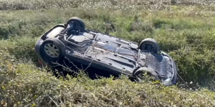 Aksident në Fier, makina kthehet përmbys, tre të lënduar