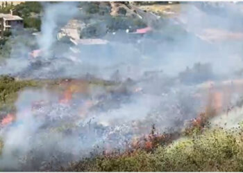 Zjarr i përmasave të mëdha në Vlorë, zbardhen dyshimet e para, në rrezik edhe banesat