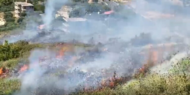 Zjarr i përmasave të mëdha në Vlorë, zbardhen dyshimet e para, në rrezik edhe banesat