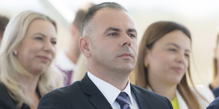 Kreshnik Bajraktari zëvendëson Pirro Vëngun në krye të portit të Durrësit