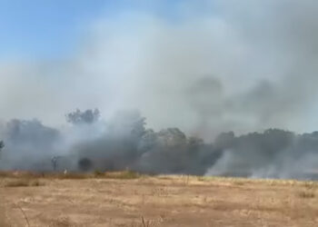 Ndezi zjarr për të djegur mbeturinat, i moshuari në Fier ndërron jetë nga asfiksia