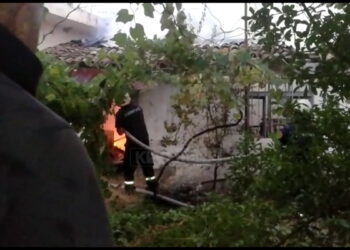 Zjarr në Golem të Lushnjes, digjet një banesë
