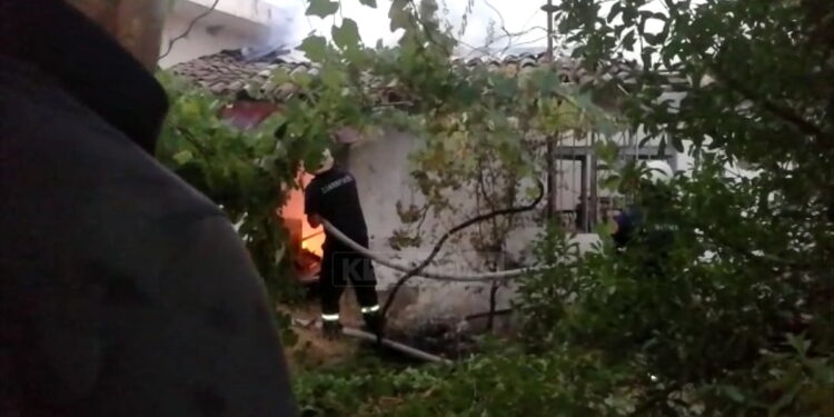 Zjarr në Golem të Lushnjes, digjet një banesë