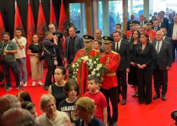 I jepet lamtumira Kadaresë, Albin Kurti kryen homazhe në nderim të shkrimtarit