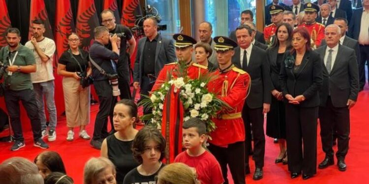 I jepet lamtumira Kadaresë, Albin Kurti kryen homazhe në nderim të shkrimtarit