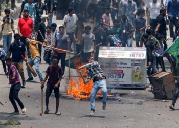 Kaos dhe terror në Bangladesh, dhjetëra të vrarë, protestuesit i vënë flakën televizionit publik