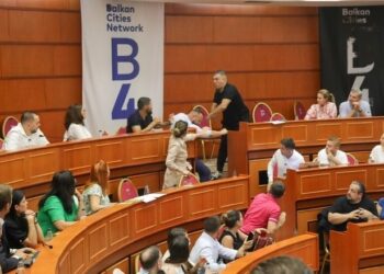 E ngjeshi mirë/ Halit Valteri kallëzon në polici Blushin: Më goditi me grusht dhe objekte