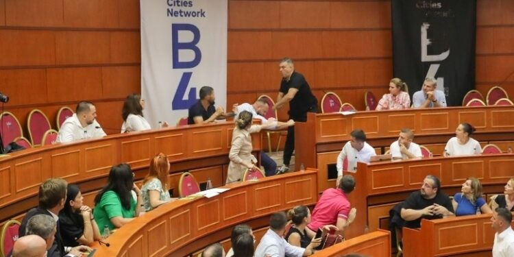 E ngjeshi mirë/ Halit Valteri kallëzon në polici Blushin: Më goditi me grusht dhe objekte