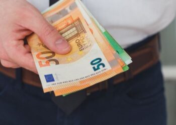 Bie sërish kursi i këmbimit, Euro prek një rekord të ri minimumi historik