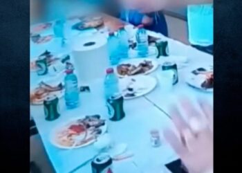 VIDEO/ Pije, celular dhe tortë! Festë brenda burgut të Janinës, “kapoja” shqiptar drejtonte tregtinë e drogës nga qelia