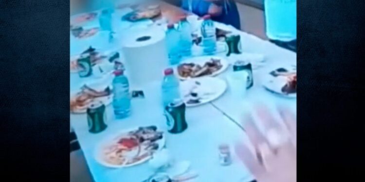 VIDEO/ Pije, celular dhe tortë! Festë brenda burgut të Janinës, “kapoja” shqiptar drejtonte tregtinë e drogës nga qelia