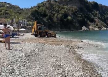 VIDEO/ Në mes të sezonit, eskavatorët punojnë në kulmin e fashave orare të plazhit në Himarë